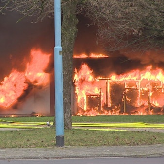 Kräfte der Feuerwehr sind bei einem Lagerhallenbrand in Bedburg-Hau im Einsatz. Bei dem Feuer ist es zu einer starken Rauchentwicklung gekommen.