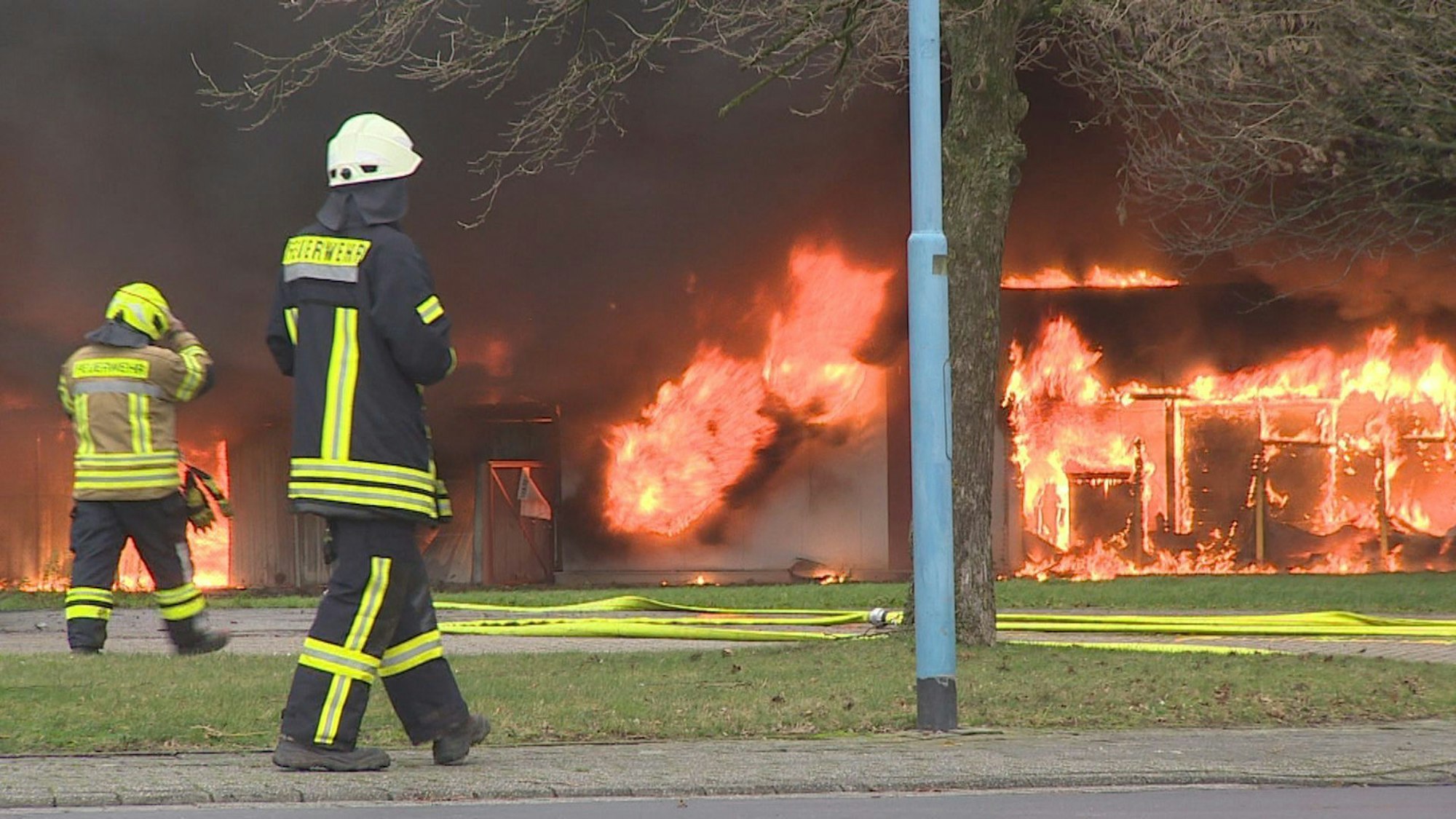 Kräfte der Feuerwehr sind bei einem Lagerhallenbrand in Bedburg-Hau im Einsatz. Bei dem Feuer ist es zu einer starken Rauchentwicklung gekommen.
