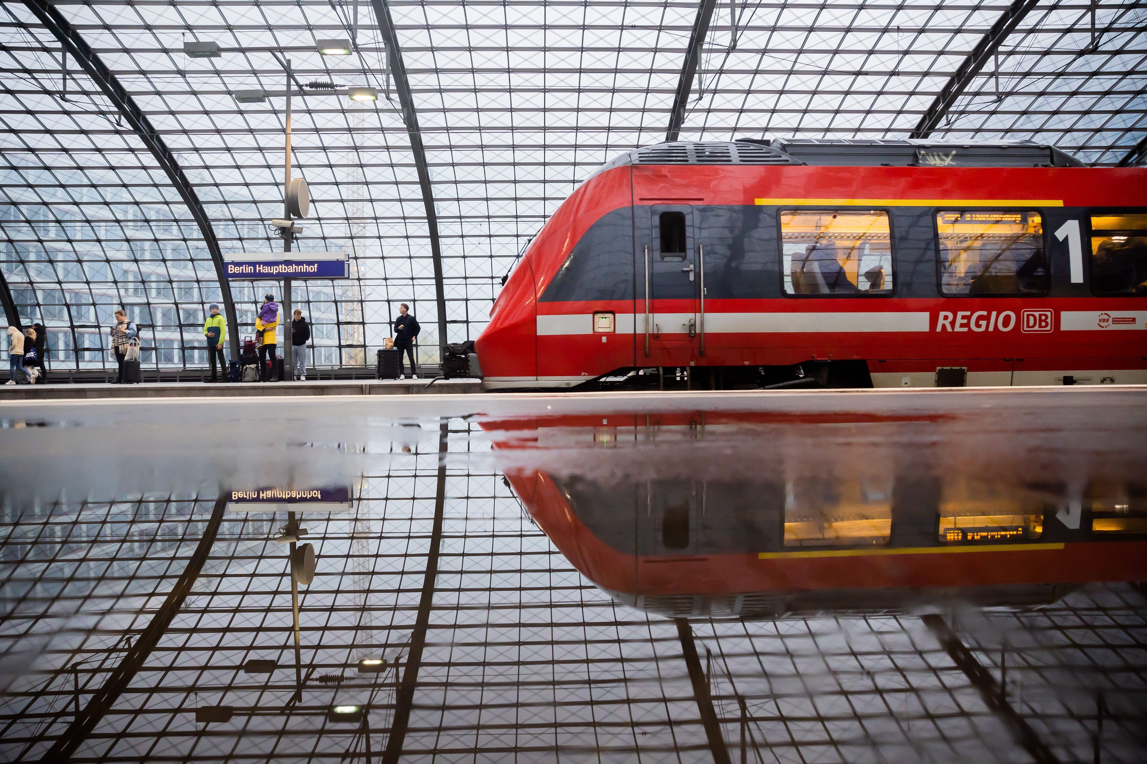 ARCHIV - 29.10.2023, Berlin: Ein Regionalzug fährt am Berliner Hauptbahnhof ein. Der baden-württembergische Verkehrsminister Winfried Hermann (Grüne) befürchtet ein Scheitern des Deutschlandtickets. «Ich bin schlicht in großer Sorge, dass da was schiefläuft. (zu dpa «Landesverkehrsminister sieht Deutschlandticket in Gefahr») Foto: Christoph Soeder/dpa +++ dpa-Bildfunk +++