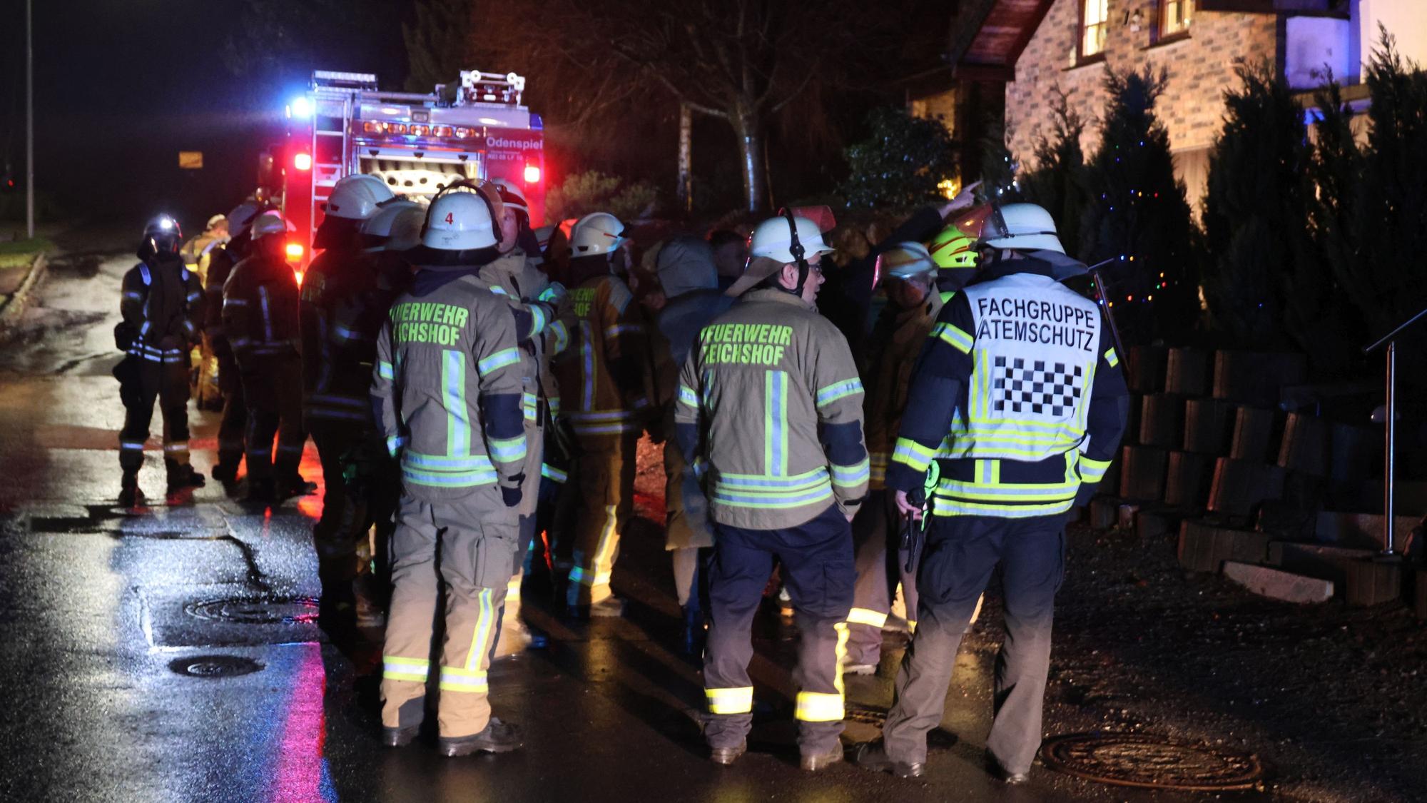 Das Foto zeigt Feuerwehrleute bei einem Einsatz.
