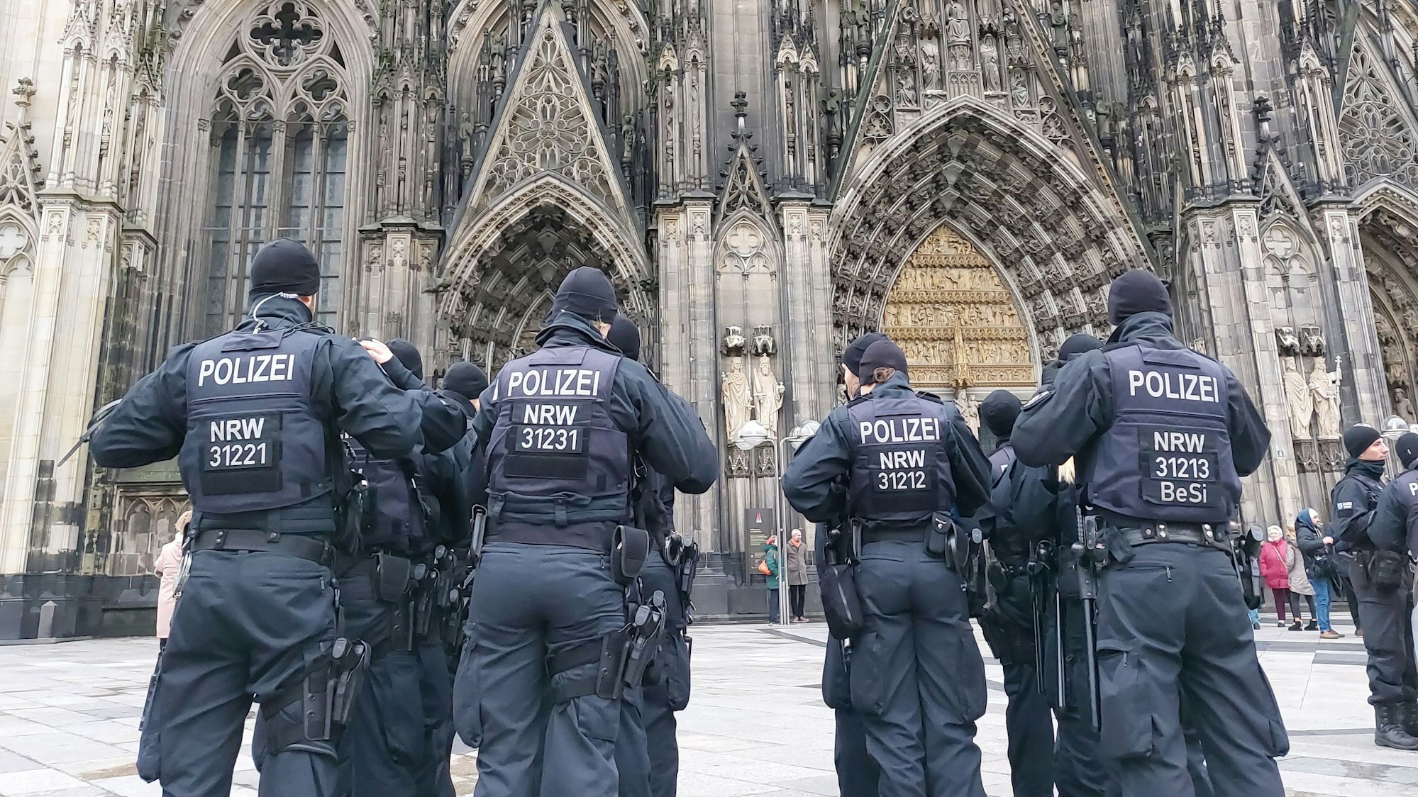 Die Einsatzkräfte sind sowohl im wie um das Gebäude herum im Einsatz.