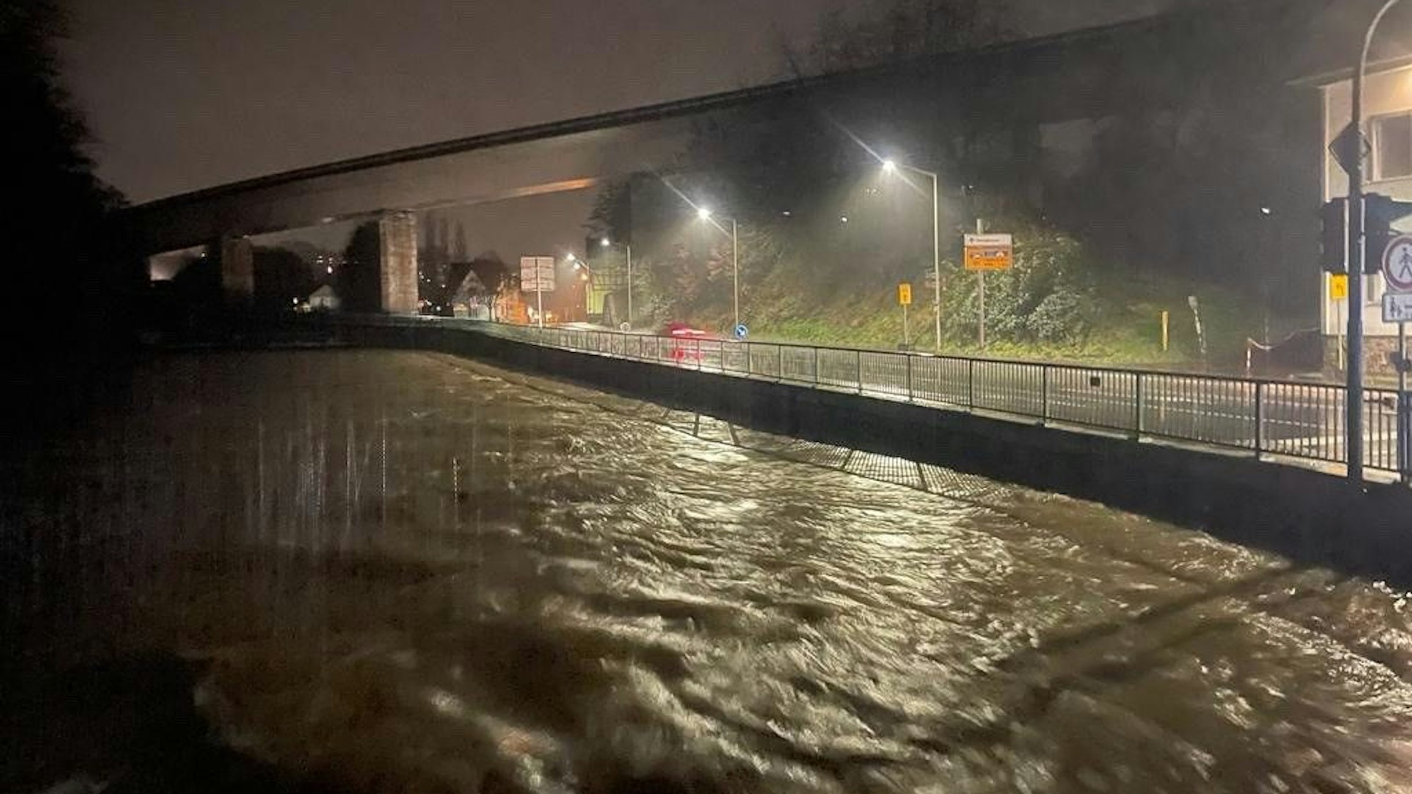Hochwasser der Agger an Heiligabend in Gummersbach.