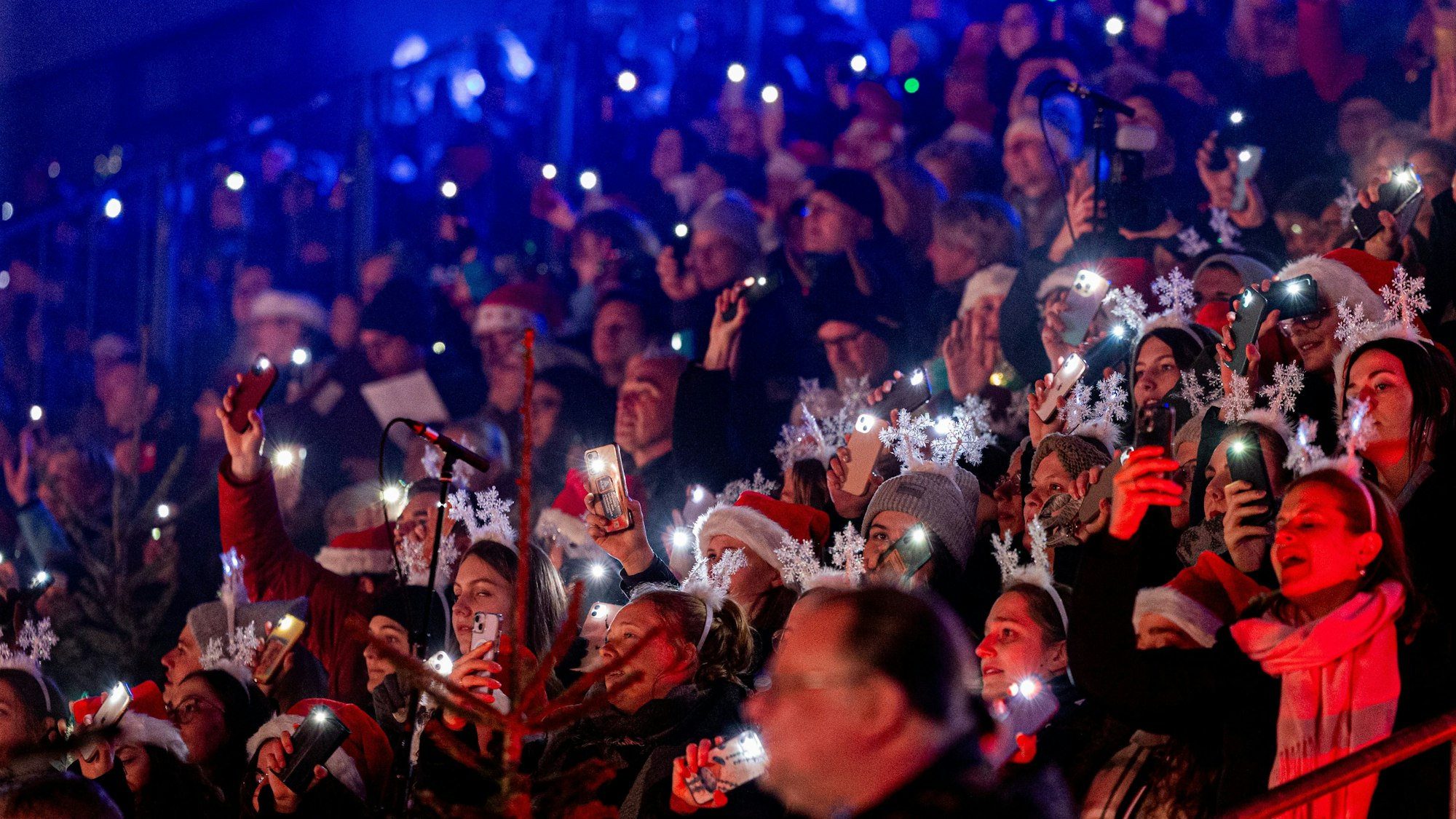 Ausverkauftes Haus: Nicht nur der FC zieht knapp 50.000 Zuschauer, auch beim Weihnachtssingen ist das Stadion voll.