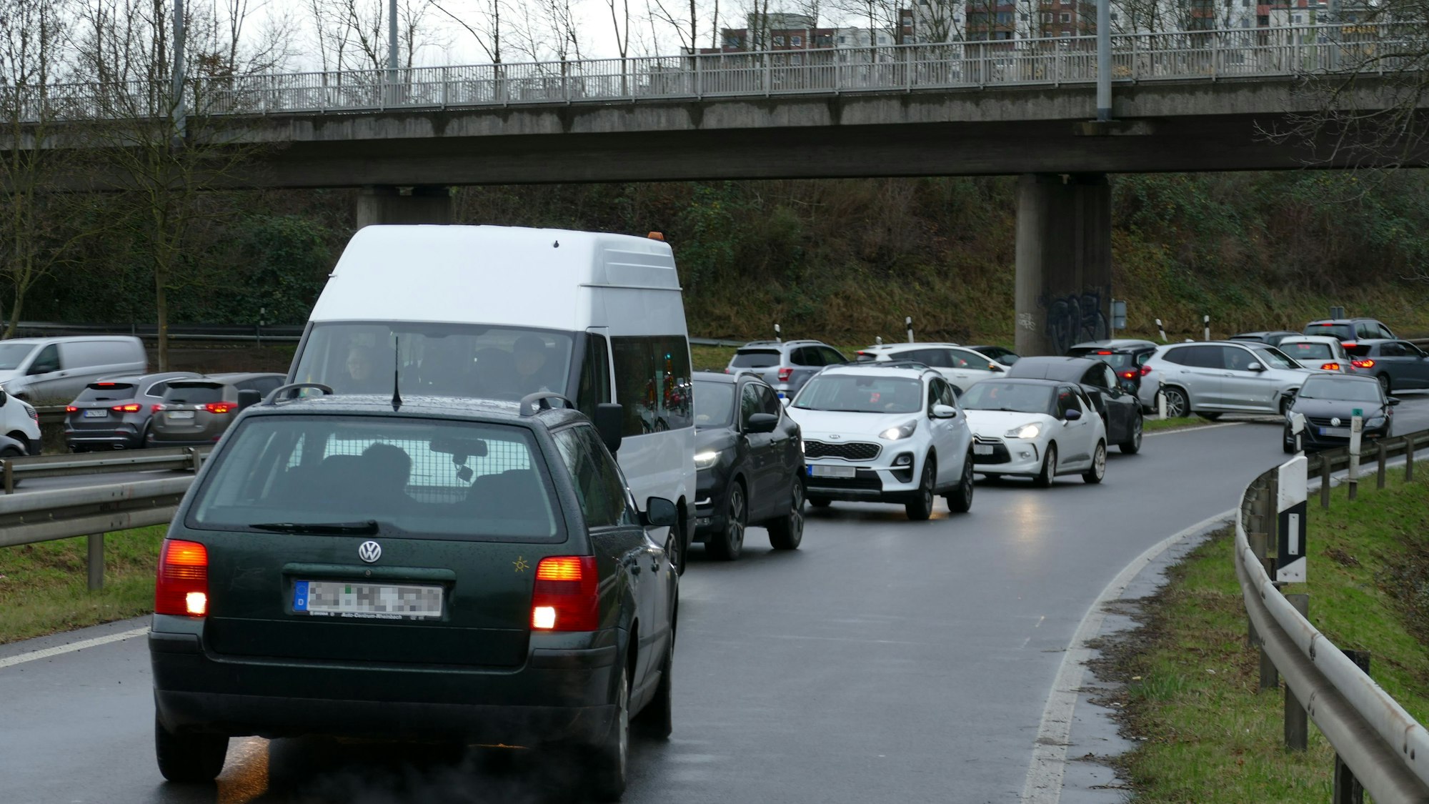 Zahlreiche Autos, die einem Wagen in der Autobahnauffahrt entgegenkommen.
