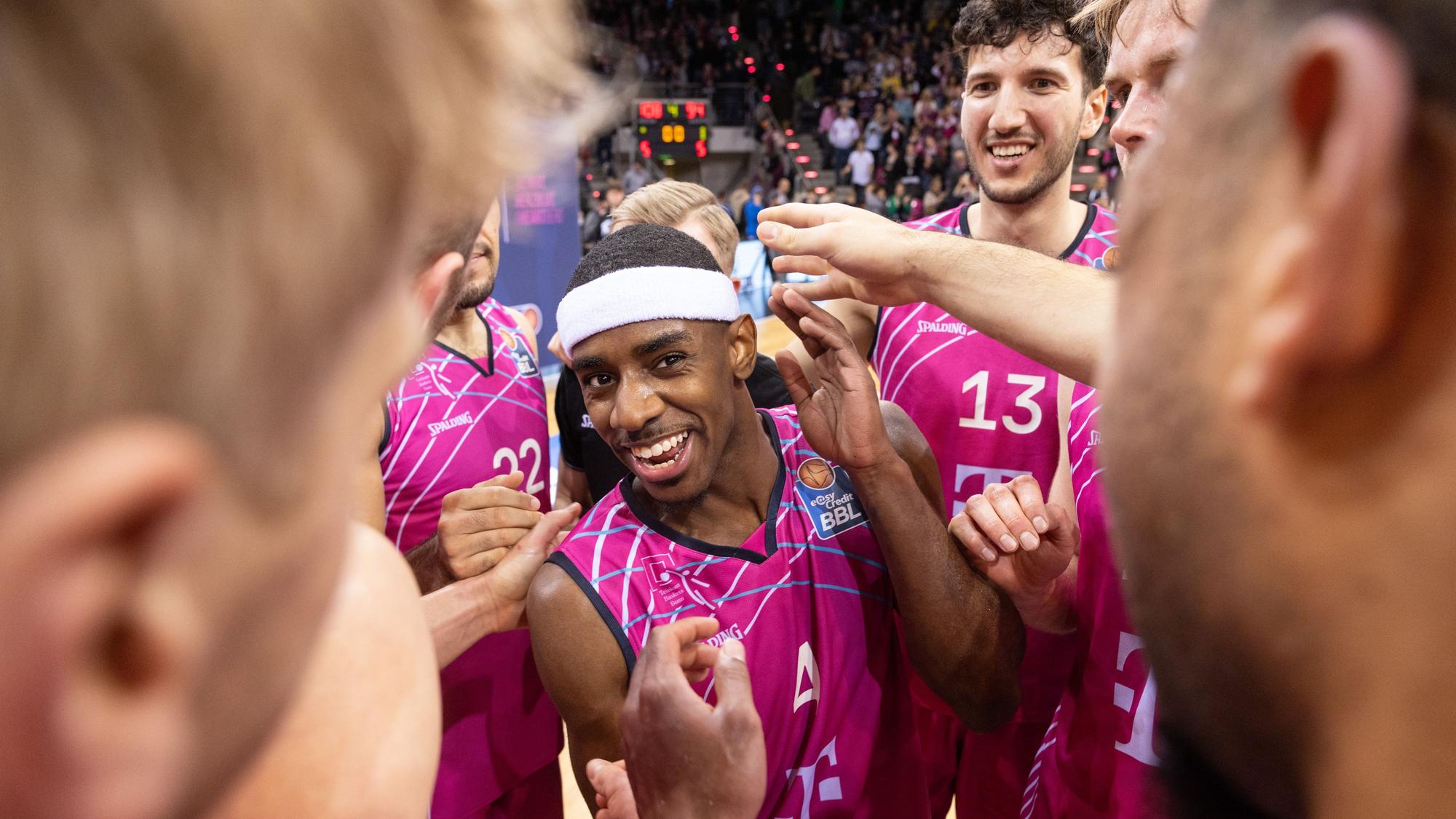 Glynn Watson wird nach 29 Punkten und neun Assists von seinen Mitspielern gefeiert.