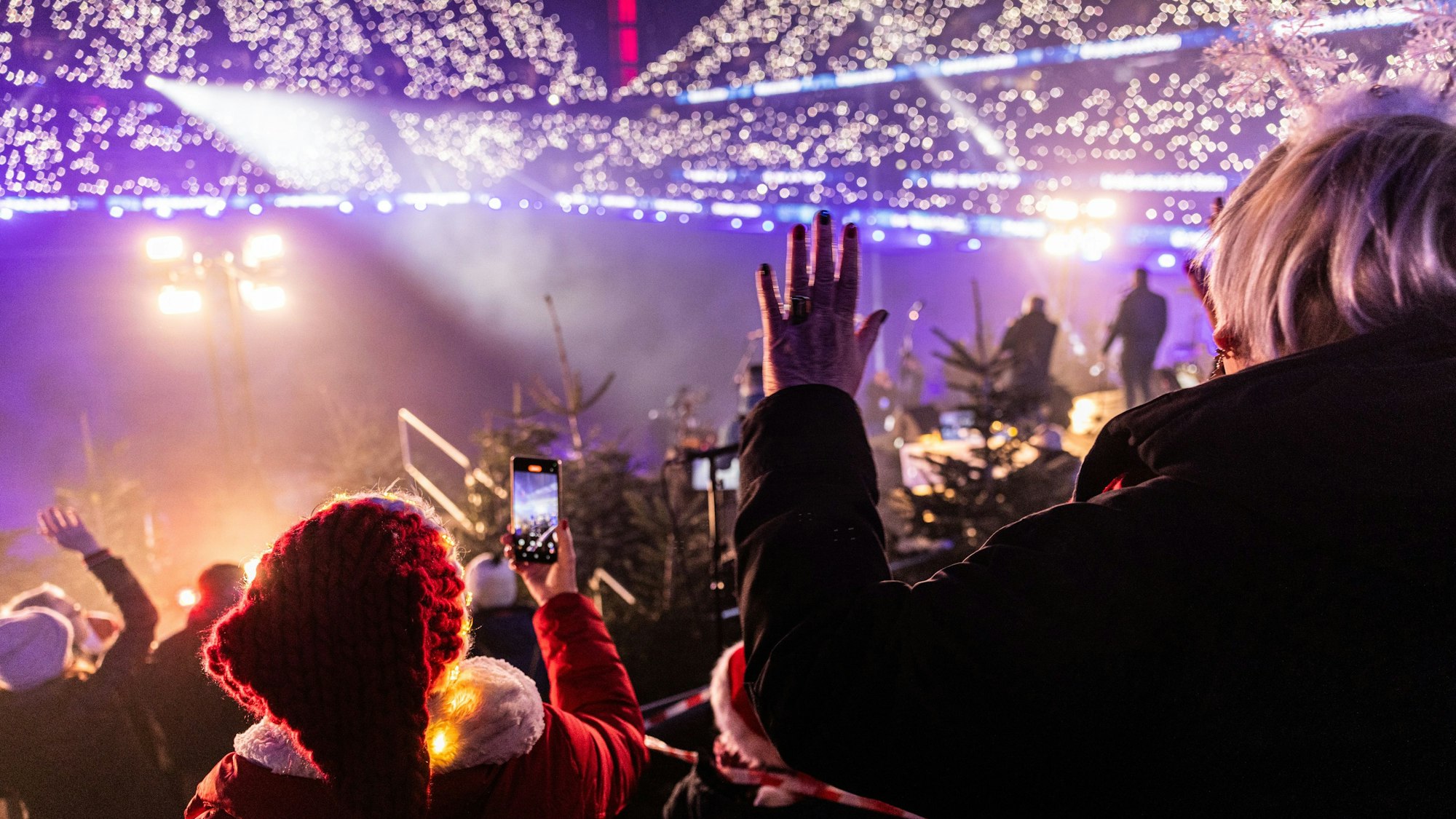 Ein Lichtermeer begleitet die Gesangseinlagen von Profis und Publikum.