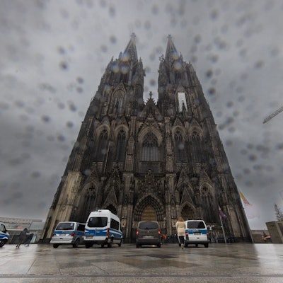 Polizeiaufgebot im und um den. Kölner Dom am Vormittag des Heiligabends Foto: Meike Böschemeyer