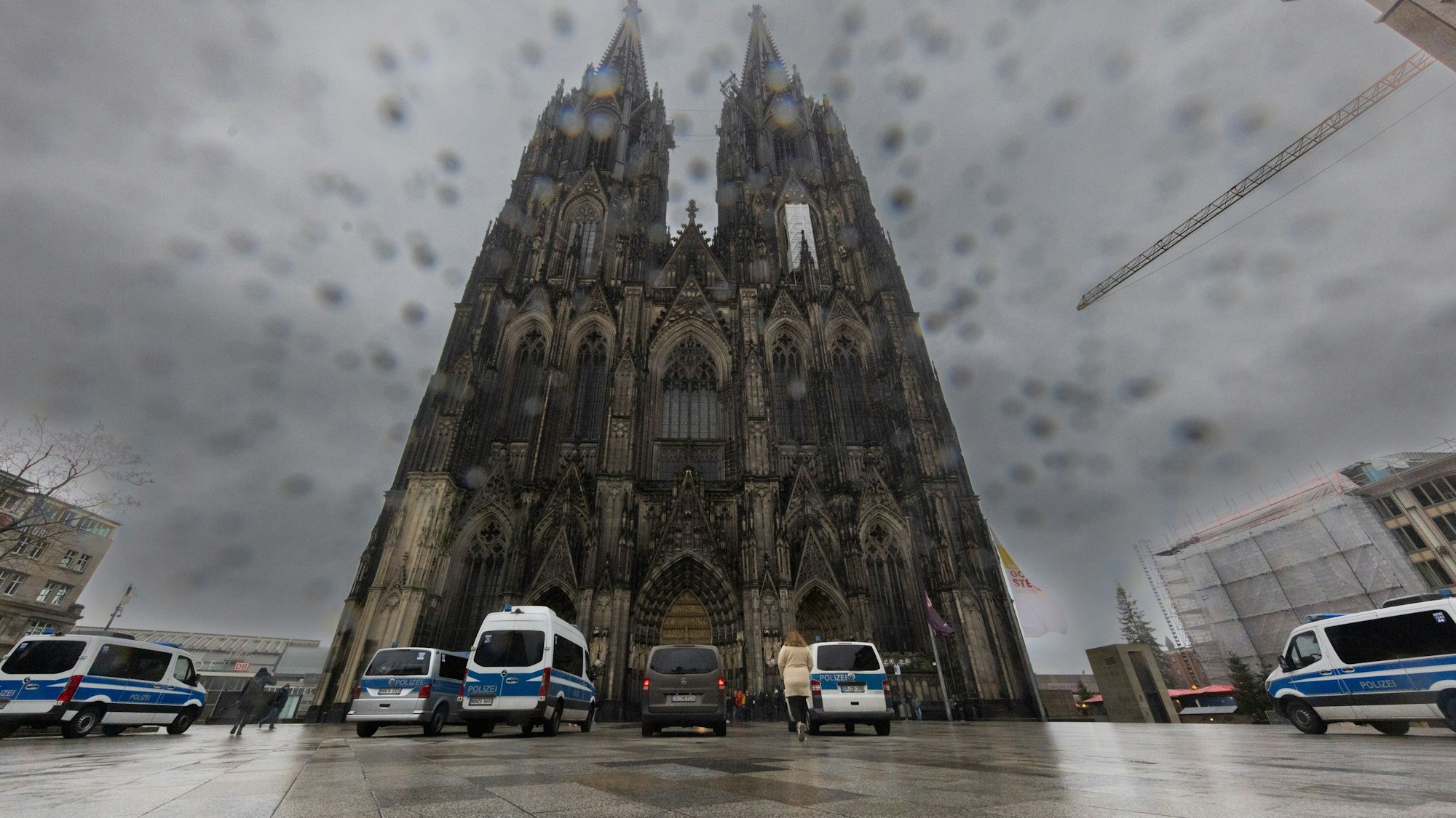 Polizeiaufgebot im und um den. Kölner Dom am Vormittag des Heiligabends Foto: Meike Böschemeyer