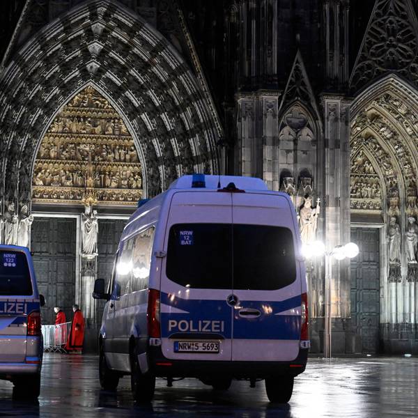 Polizisten sichern einen Eingang zum Kölner Dom. Aufgrund von Hinweisen auf einen geplanten islamistischen Anschlag hat die Polizei die Sicherheitsmassnahmen hochgefahren.