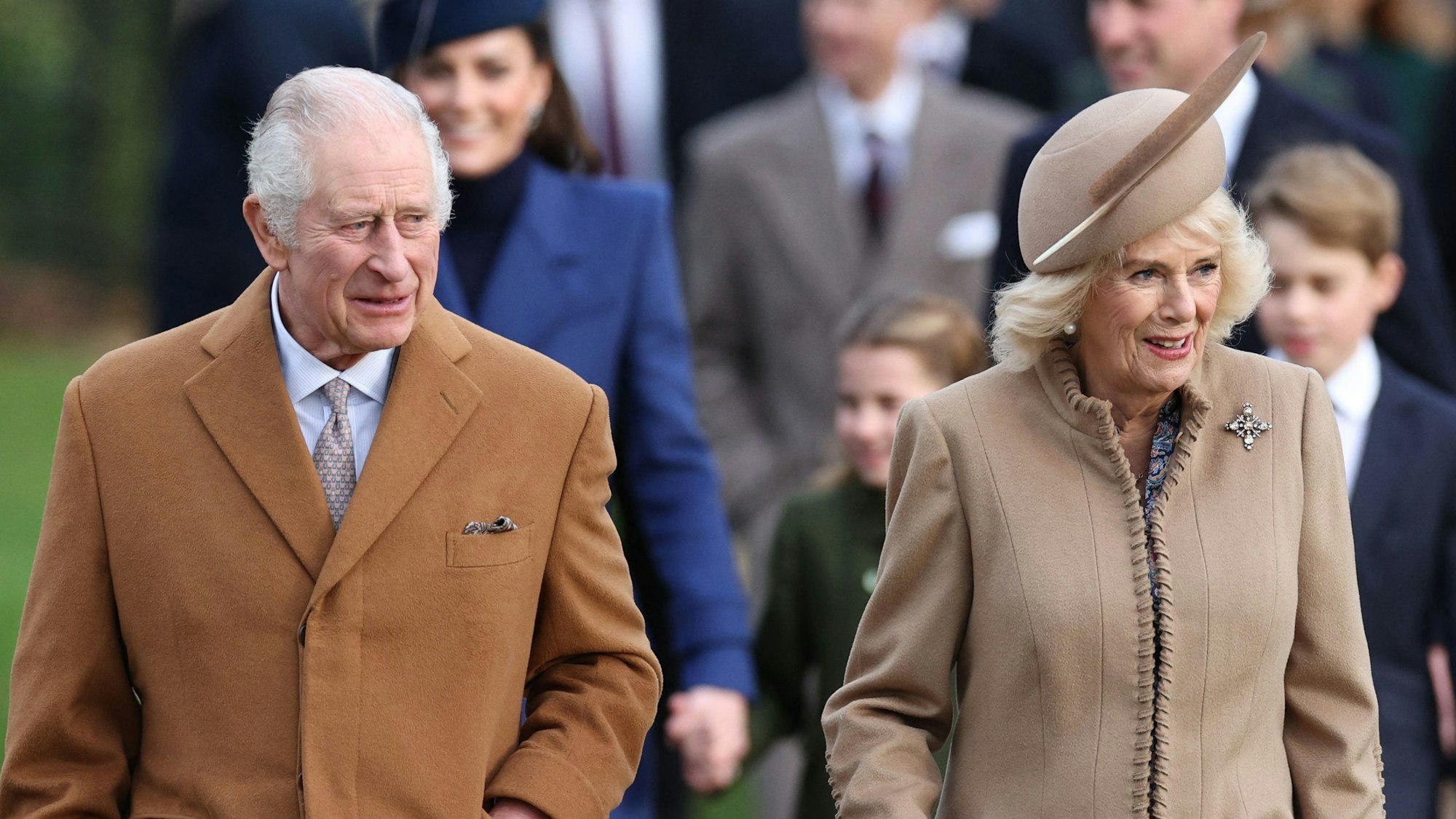 König Charles und Königin Camilla auf dem Weg zum Weihnachtsgottesdienst 2023.