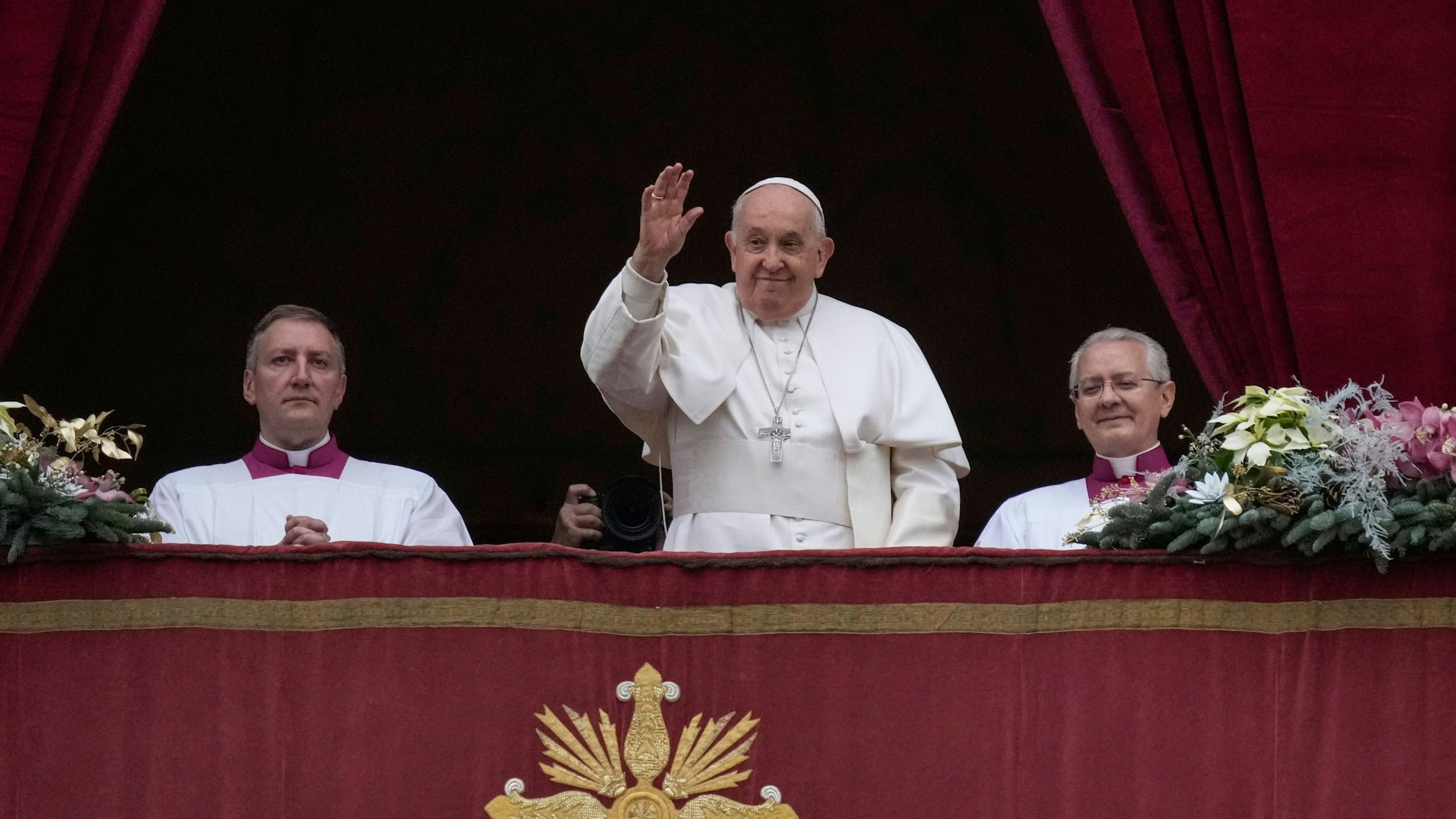Papst Franziskus winkt vom Hauptbalkon des Petersdoms im Vatikan, bevor er den den Weihnachtssegen "Urbi et Orbi" spendet.