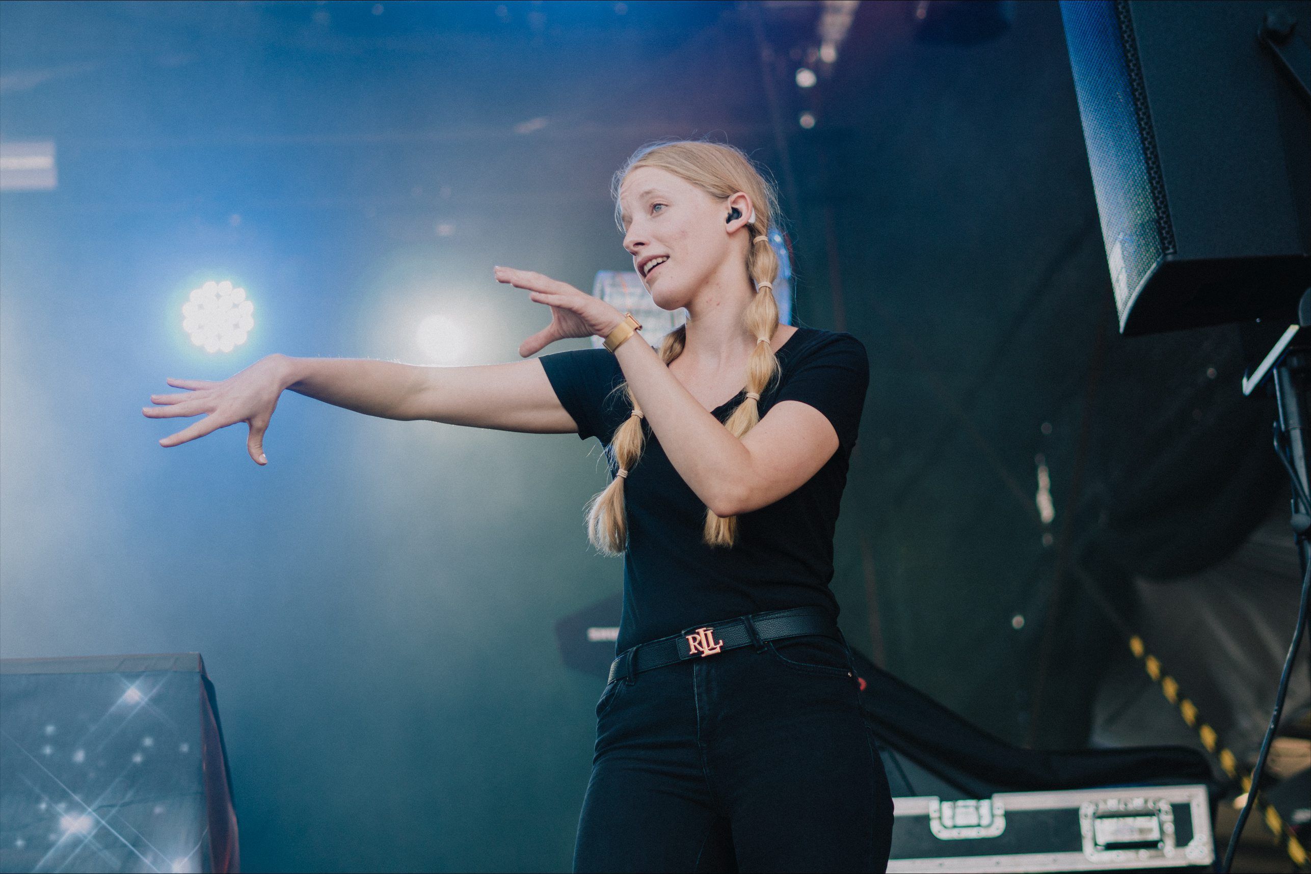 HANDOUT - 22.07.2023, München: Die Deaf Performerin Cindy Klink steht beim Oben Ohne Open Air auf der Bühne.



Cindy Klink steht bei einem Konzert auf der Bühne und zeigt das Lied in Gebärdensprache.