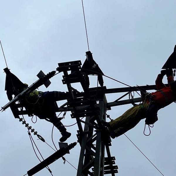 Das Bild zeigt einen Strommast.