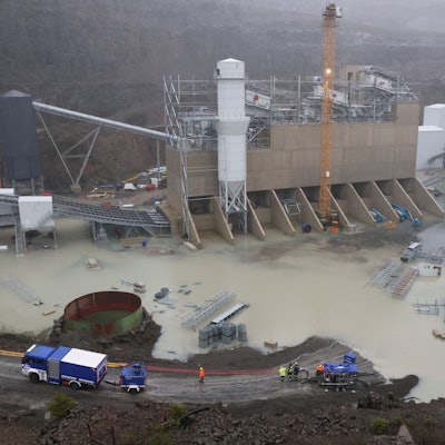 Das Foto zeigt ein überflutetes Baugelände.