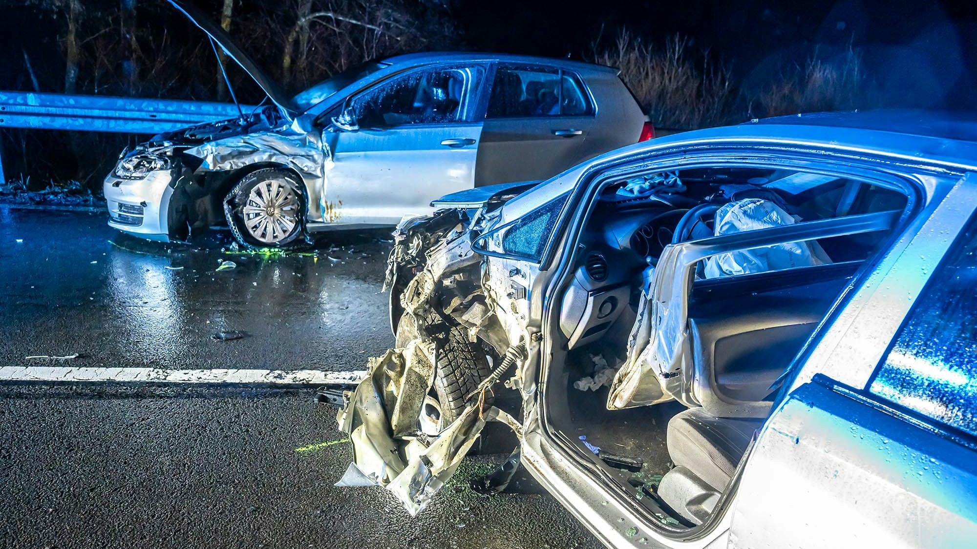 Das Foto zeigt zwei Autos nach einem Frontalunfall.