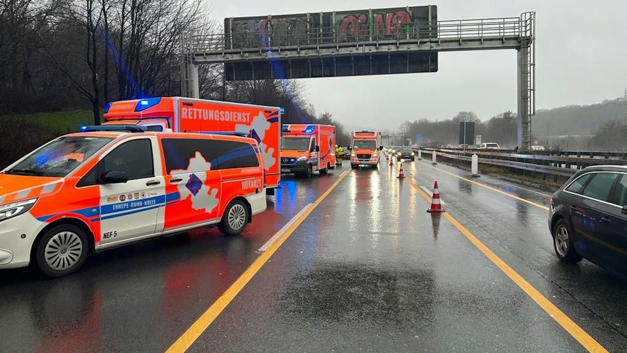 Auf der Autobahn 1 bei Wuppertal ist es am 1. Weihnachtsfeiertag zu einer Massenkarambolage gekommen. Sieben Autos kollidierten, dabei wurden zwölf Personen verletzt.
