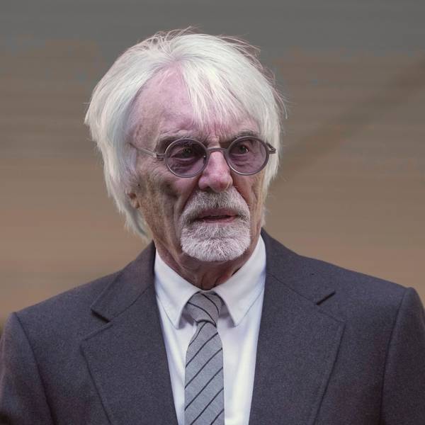 ARCHIV - 19.04.2023, Großbritannien, London: Bernie Ecclestone (M), ehemaliger Formel-1-Geschäftsführer, verlässt den Southwark Crown Court. Er äußert sich zu Michael Schumacher. (zu dpa: «Ecclestone: An Schumacher wird man sich «immer als Star erinnern»») Foto: Kin Cheung/AP/dpa +++ dpa-Bildfunk +++