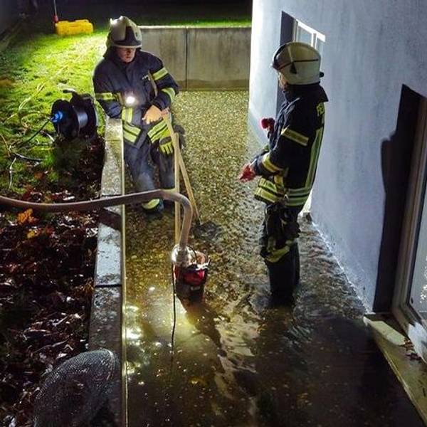 Feuerwehr pumpen mit einer Tauchpumpe an der Fischerstraße Grundwasser ab, das in eine Souterrainwohnung zu laufen droht.