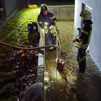 Feuerwehr pumpen mit einer Tauchpumpe an der Fischerstraße Grundwasser ab, das in eine Souterrainwohnung zu laufen droht.