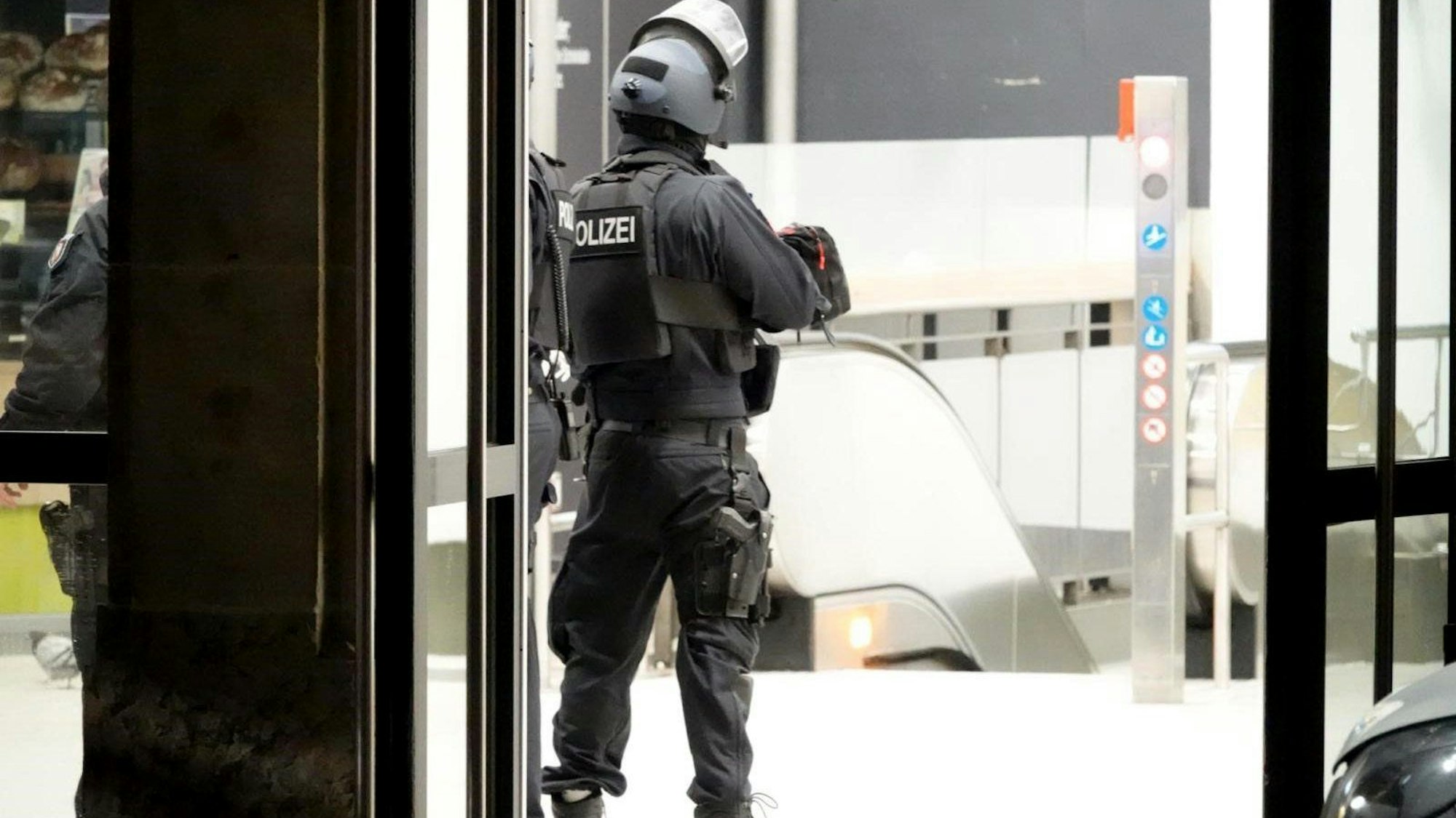 Großeinsatz in Bielefeld: Polizisten stehen im Bielefelder Hauptbahnhof, es gab offenbar eine Anschlagsdrohung.