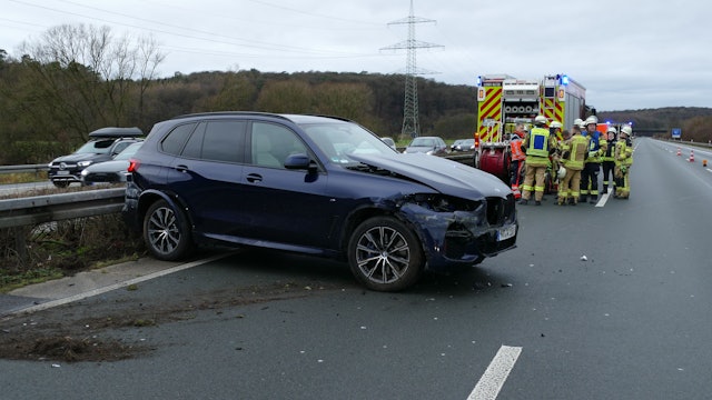 Ein Auto steht auf einer Autobahn, nachdem es in die Mittelleitplanke geprallt war.