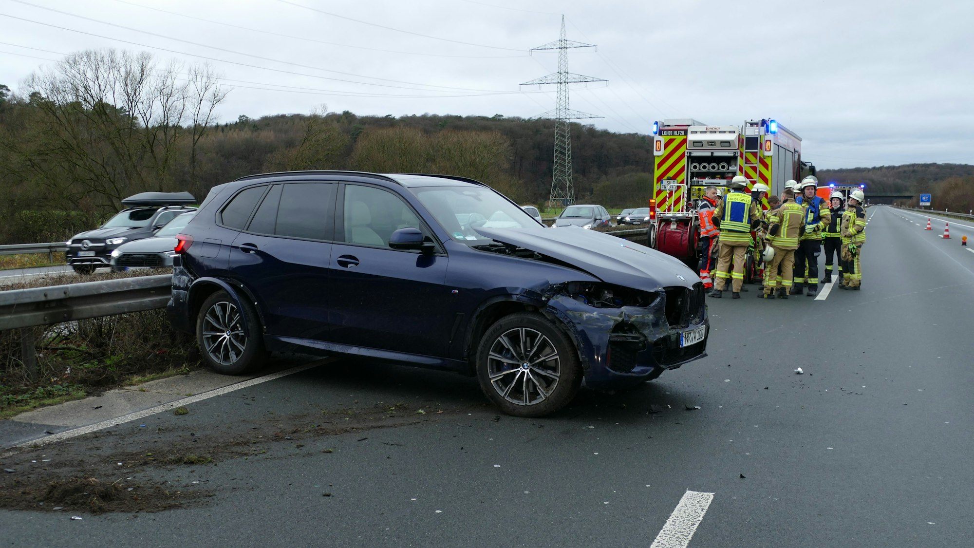 Ein Auto steht auf einer Autobahn, nachdem es in die Mittelleitplanke geprallt war.