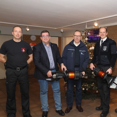 Das Foto zeigt sechs Männer, zwei davon haben Rettungsgerät in den Händen.