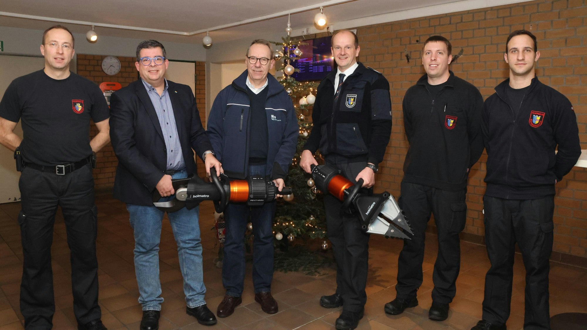 Das Foto zeigt sechs Männer, zwei davon haben Rettungsgerät in den Händen.