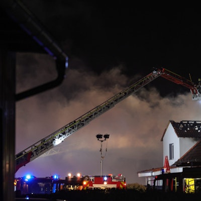 Einsatzkräfte der Feuerwehr löschen einen Wohnhausbrand im hessischen Wächtersbach. Es sind Hinweise auf Brandstiftung und ein rassistisches Motiv gefunden worden.
