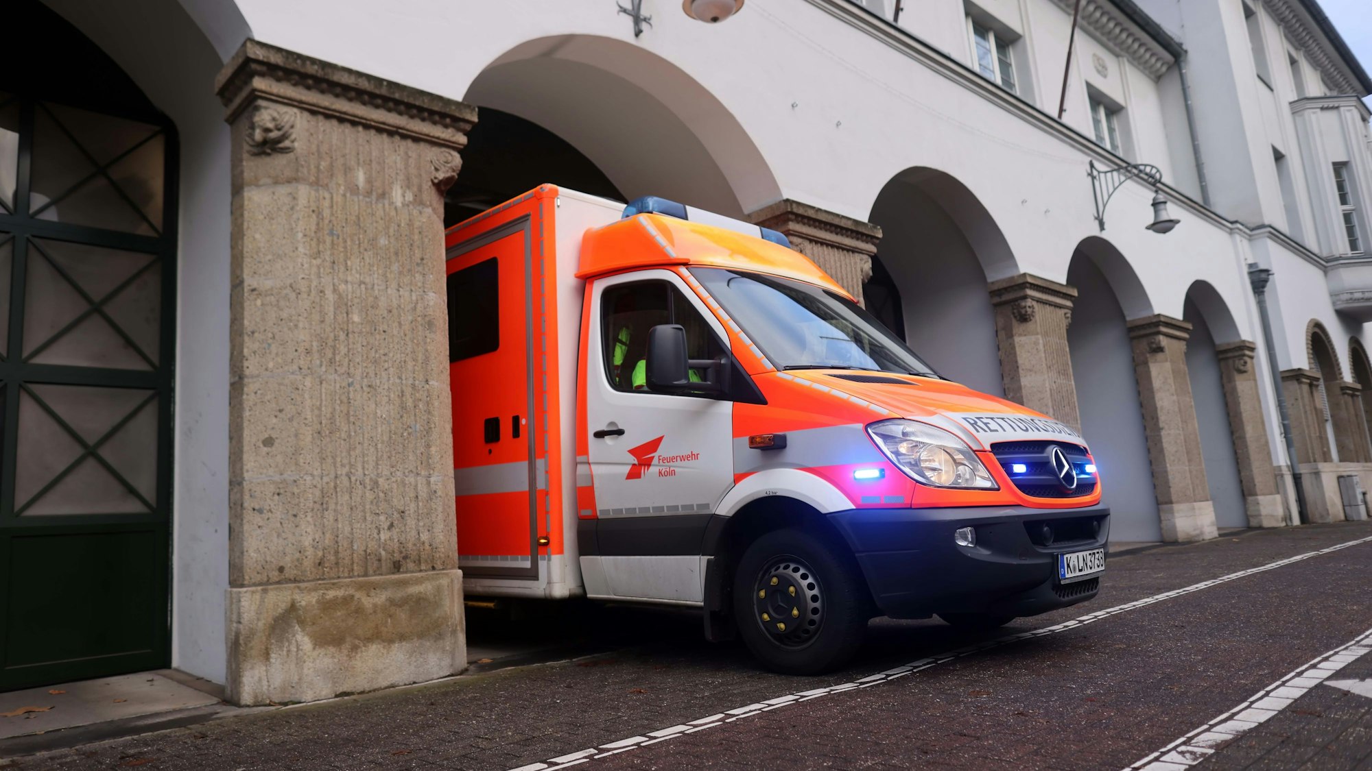 Der Rettungswagen verlässt die Wache in der Gleueler Straße, die bereits vor 103 Jahren in Betrieb genommen wurde.