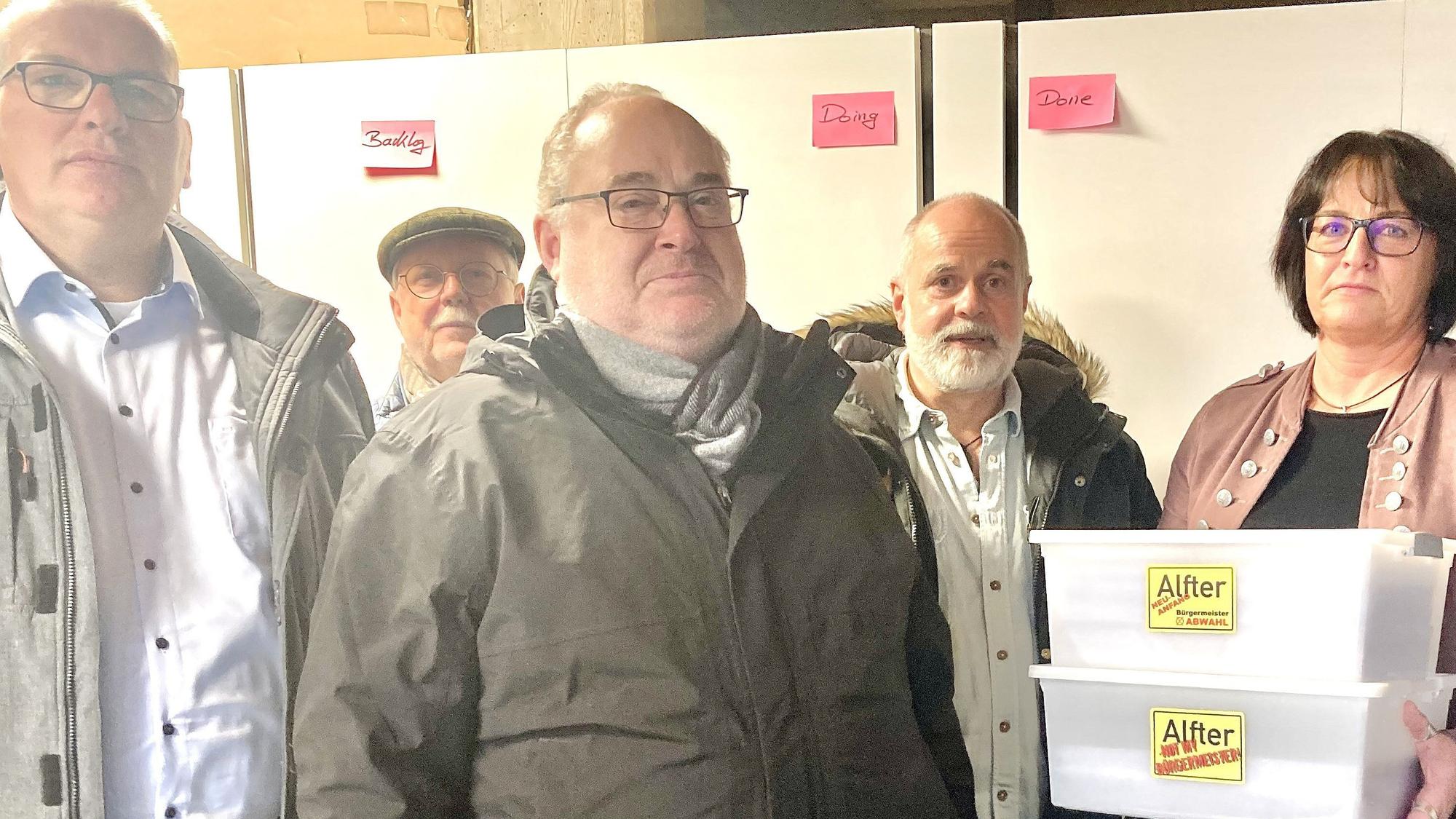 Vor Weihnachten: Gregor Andeas Geiger (3.v.l.) übergab die Unterschriften an Sabine Zilger.