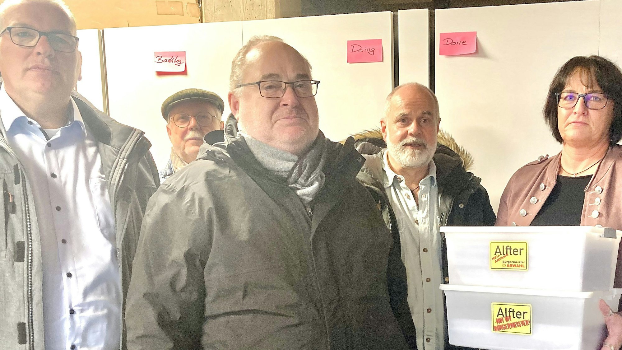 Vor Weihnachten: Gregor Andeas Geiger (3.v.l.) übergab die Unterschriften an Sabine Zilger.