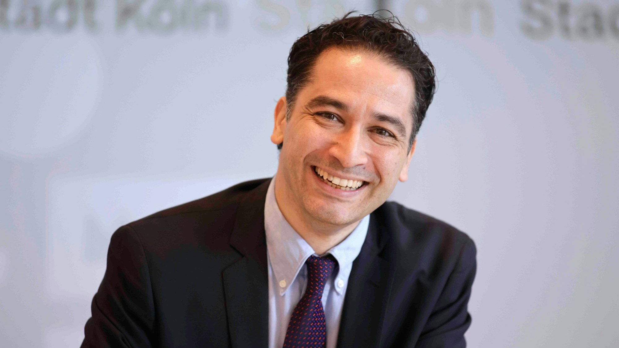 Andrés Orozco-Estrada (* 14. Dezember 1977 in Medellín, Kolumbianischer Dirigent) übernimmt ab 2025 als Kölner Generalmusikdirektor und Gürzenich Kapellmeister die musikalische Verantwortung für Gürzenich-Orchester und Oper. David Neuhoff (Sprecher des Orchestervorstands), Hein Mulders (Opernintendant) und Stefan Englert (Geschäftsführender Direktor des Gürzenich-Orchester), Henriette Reker (Oberbürgermeisterin) und Stefan Charles (Beigeordneter für Kunst und Kultur) stellten Andrés Orozco-Estrada als neuen Generalmusikdirektor der Stadt Köln vor.
am 30. März 2023
im Historischen Rathaus der Stadt Köln, Rathausplatz 1, 50667 Köln *** Local Caption *** Die Bilder sind grundsätzlich urheberrechtlich geschützt und dürfen ausschließlich einmalig zu journalistischen Zwecken des direkten Auftraggebers genutzt und weder archiviert noch an Zweite oder Dritte weitergegeben werden!