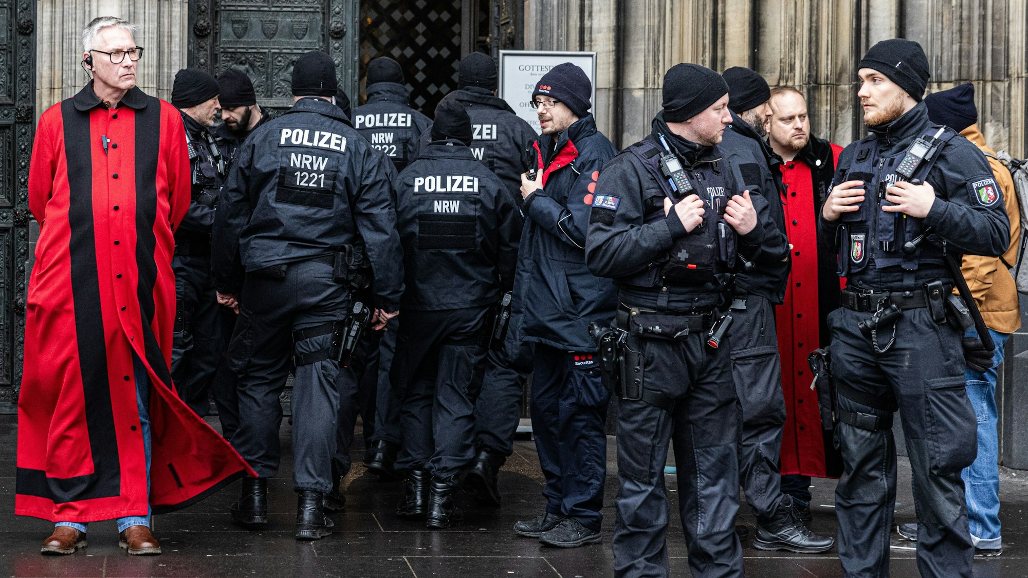 Polizeiaufgebot im und um den. Kölner Dom am Vormittag des Heiligabends Foto: Meike Böschemeyer