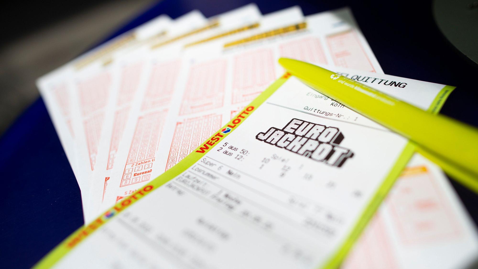 ARCHIV - 20.05.2022, Nordrhein-Westfalen, Köln: ILLUSTRATION - Ein Lottoschein mit der Aufschrift «Euro Jackpot» liegt in einer Annahmestelle. (zu dpa «Lotto kurios: Neun Mal auf die gleichen Zahlen - fast Millionär») Foto: Thomas Banneyer/dpa +++ dpa-Bildfunk +++