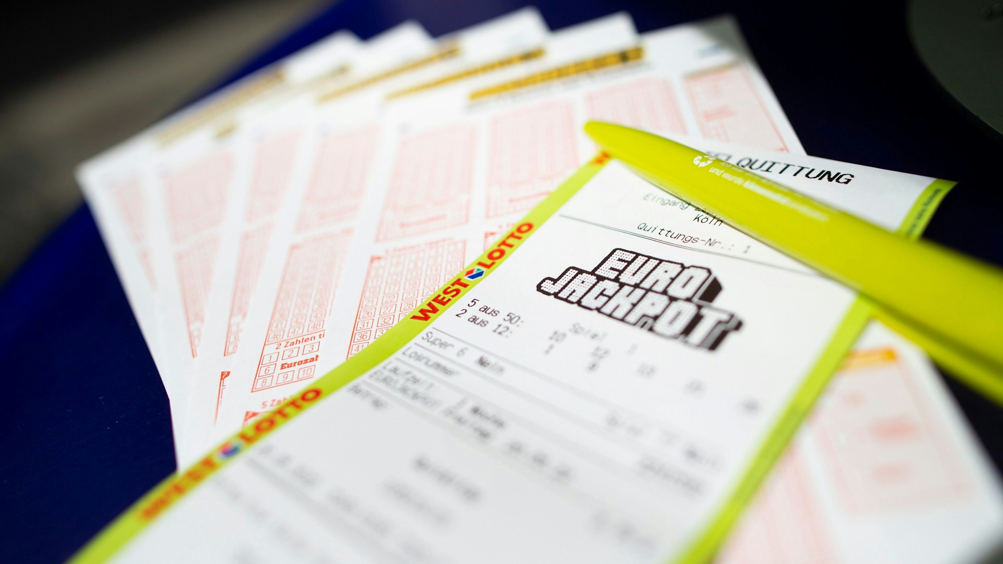 ARCHIV - 20.05.2022, Nordrhein-Westfalen, Köln: ILLUSTRATION - Ein Lottoschein mit der Aufschrift «Euro Jackpot» liegt in einer Annahmestelle. (zu dpa «Lotto kurios: Neun Mal auf die gleichen Zahlen - fast Millionär») Foto: Thomas Banneyer/dpa +++ dpa-Bildfunk +++