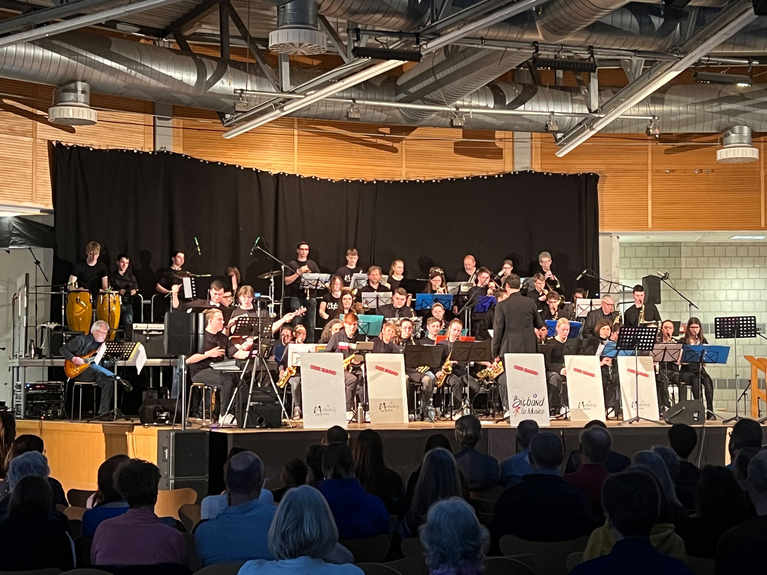 Zu sehen ist die Big Band beim Auftritt auf der Bühne der Willy-Brandt-Gesamtschule.