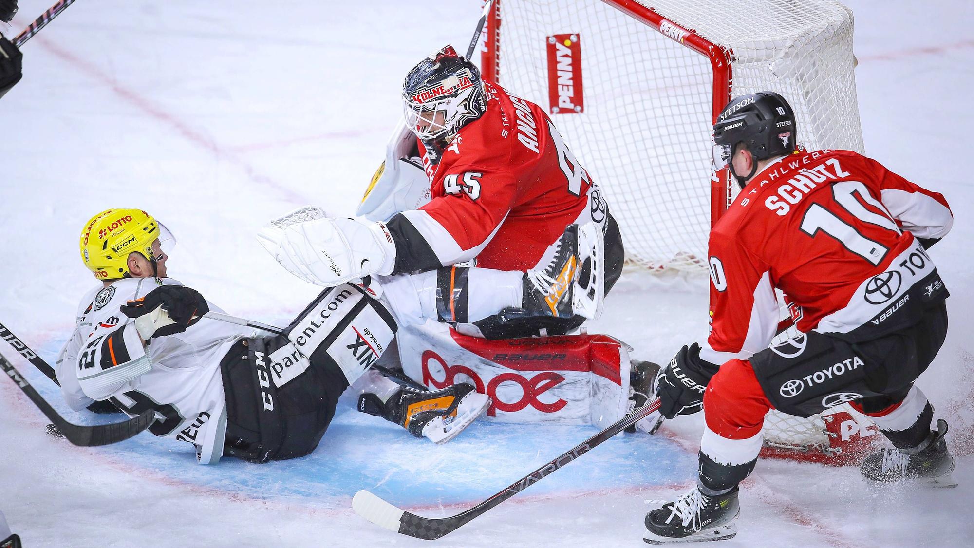 KEC-Goalie Tobias Ancicka im Einsatz.