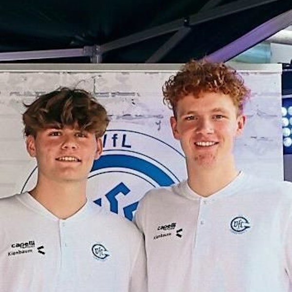 Anel Durmic und Julius Hein blicken freudig in die Kamera.