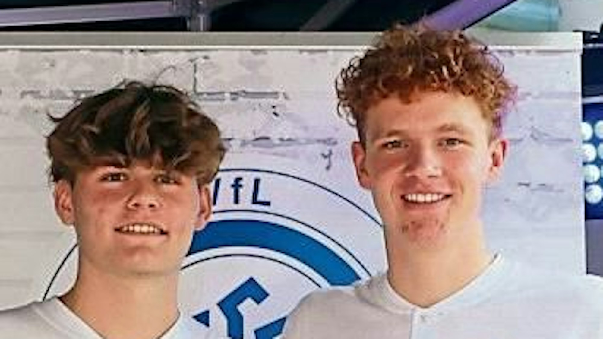 Anel Durmic und Julius Hein blicken freudig in die Kamera.