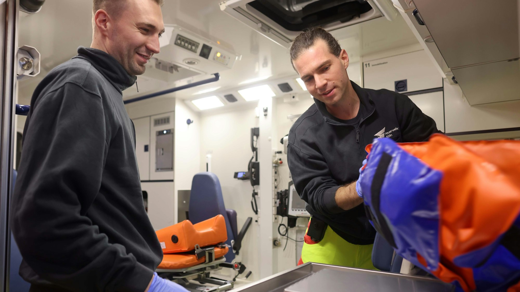 Wagen desinfizieren und Taschen packen: Christian Driesner (l.) und Max Picard bereiten den Rettungswagen für den nächsten Einsatz vor.