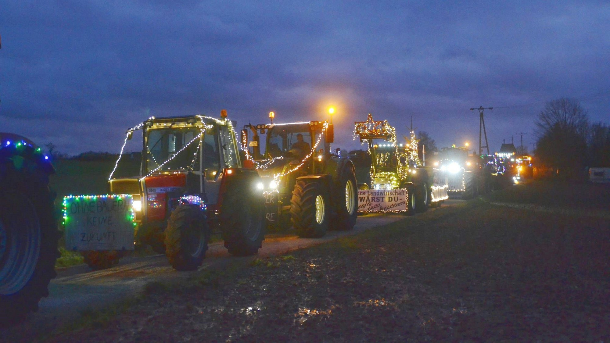 Mehrere Dutzend weihnachtlich geschmückte Traktoren setzten sich bei dem Zülpicher Lichterzug der Landwirte in Bewegung.