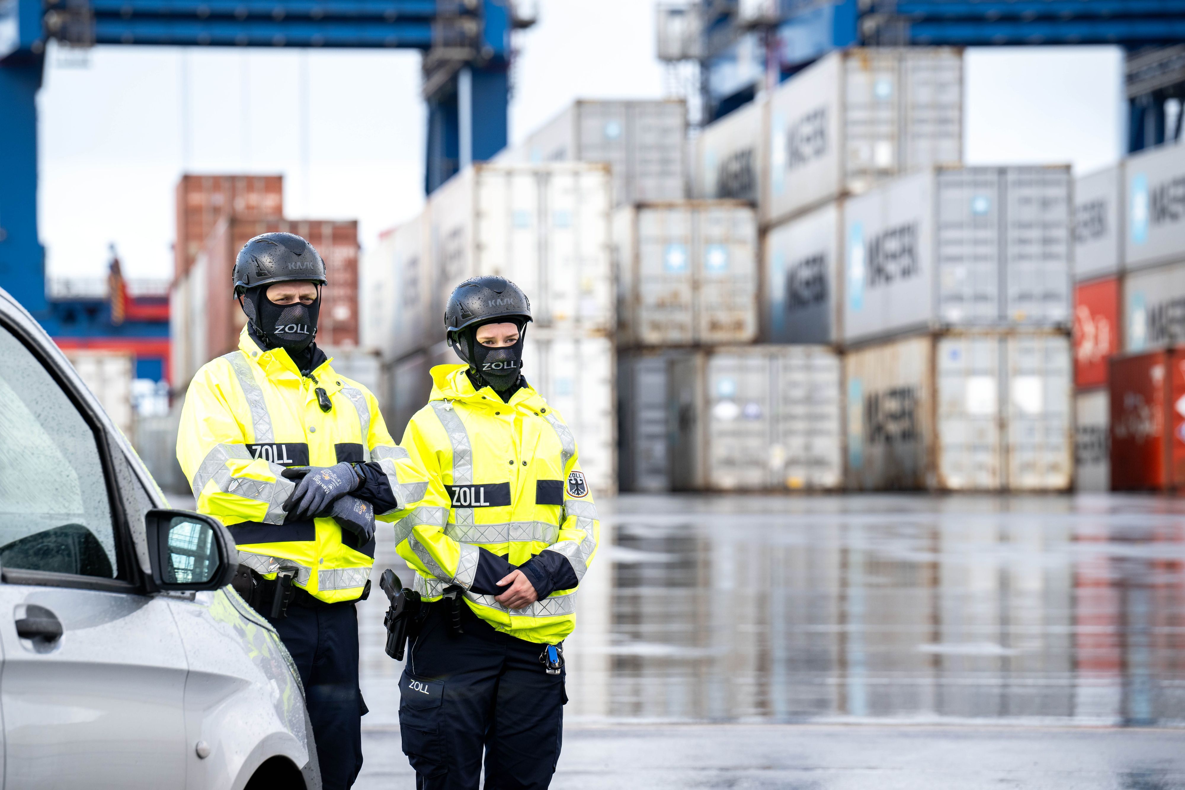 Der Zoll kontrolliert Container im Hafen von Bremerhaven.