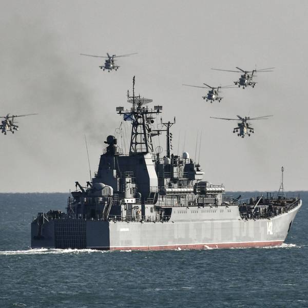 Russia Crimea Military Drills 6675044 18.10.2021 The Novocherkassk landing ship takes part in an exercise in the amphibious landing on an unimproved shore held by army corps and naval infantry units of the Russian Black Sea Fleet at the Opuk range, in Crimea, Russia. Konstantin Mihalchevskiy / Sputnik Republic of Crimea Russia PUBLICATIONxINxGERxSUIxAUTxONLY Copyright: xKonstantinxMihalchevskiyx