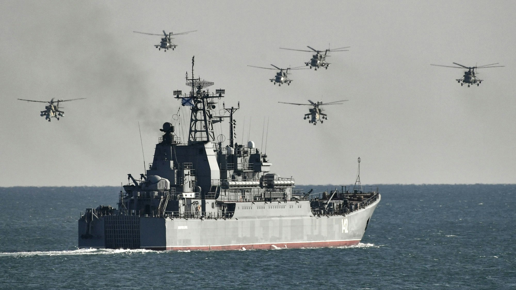 Russia Crimea Military Drills 6675044 18.10.2021 The Novocherkassk landing ship takes part in an exercise in the amphibious landing on an unimproved shore held by army corps and naval infantry units of the Russian Black Sea Fleet at the Opuk range, in Crimea, Russia. Konstantin Mihalchevskiy / Sputnik Republic of Crimea Russia PUBLICATIONxINxGERxSUIxAUTxONLY Copyright: xKonstantinxMihalchevskiyx