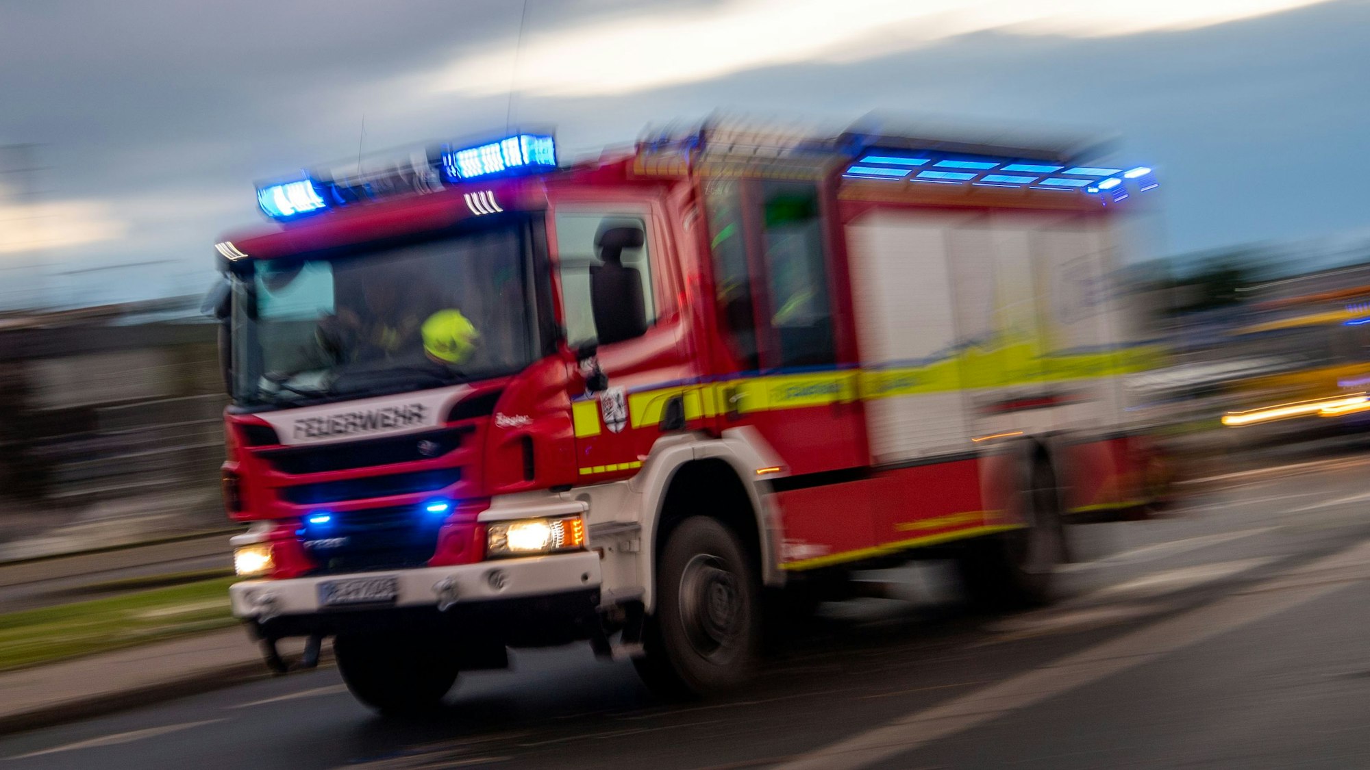 Die Feuerwehr musste zu einem Einsatz im Westen Kölns ausrücken.