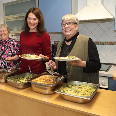 Weihnachtsessen Kontaktpunkt WB, (v.l.) Dr. Sándor Károly Molnár, Hannelore Stahl, Larissa Weber und Jutta Schieder