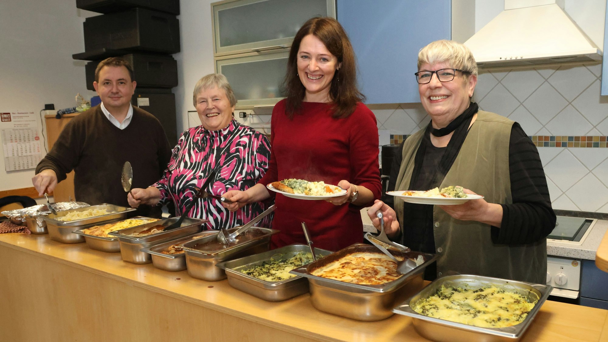 Weihnachtsessen Kontaktpunkt WB, (v.l.) Dr. Sándor Károly Molnár, Hannelore Stahl, Larissa Weber und Jutta Schieder
