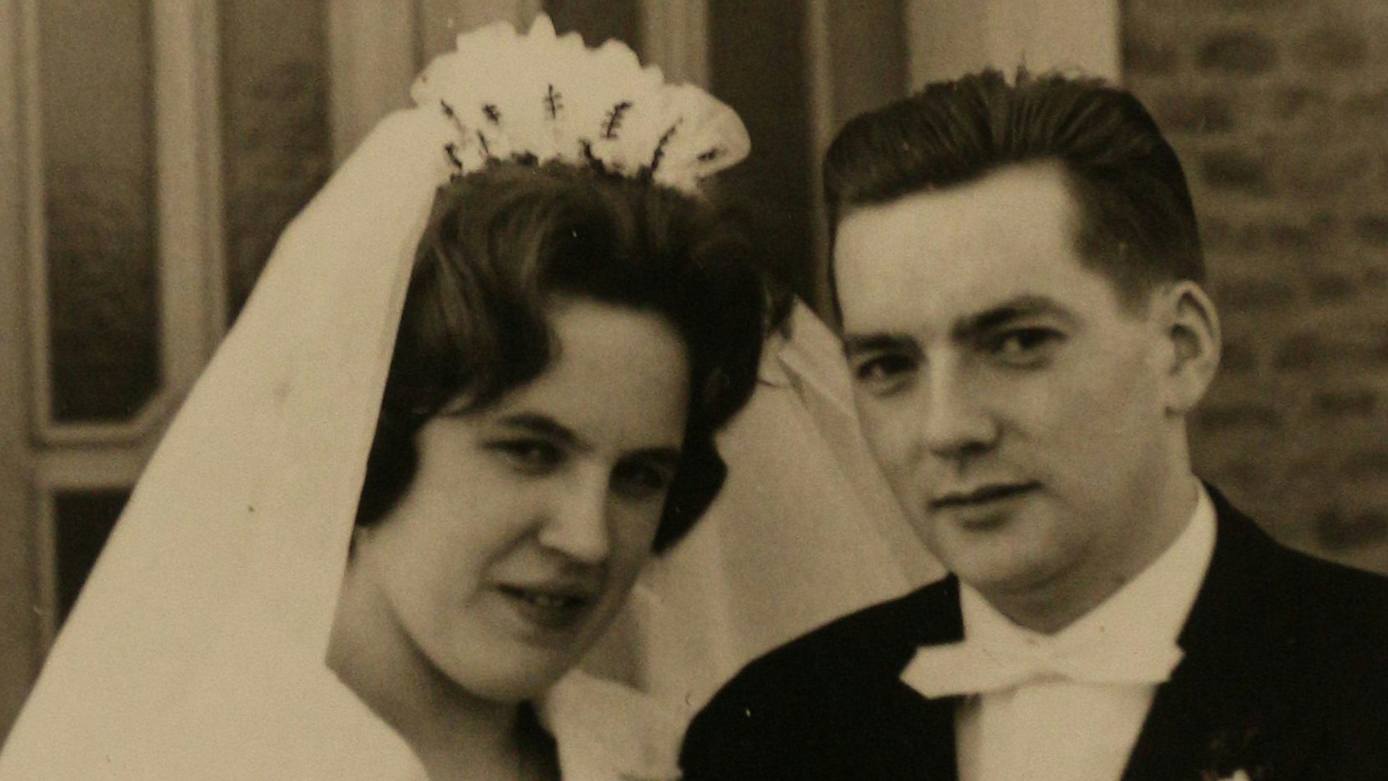 Das Foto zeigt das Ehepaar nach der kirchlichen Hochzeit.