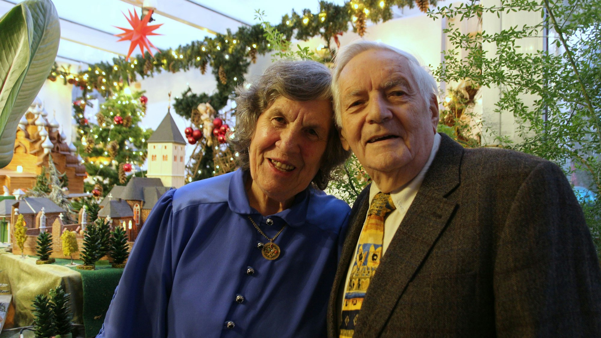 Zu sehen ist ein Ehepaar, das in die Kamera lächelt.